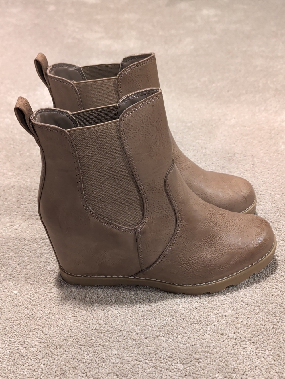 Universal Thread Amelia Chelsea Boots - Taupe - Size 7 Wide
